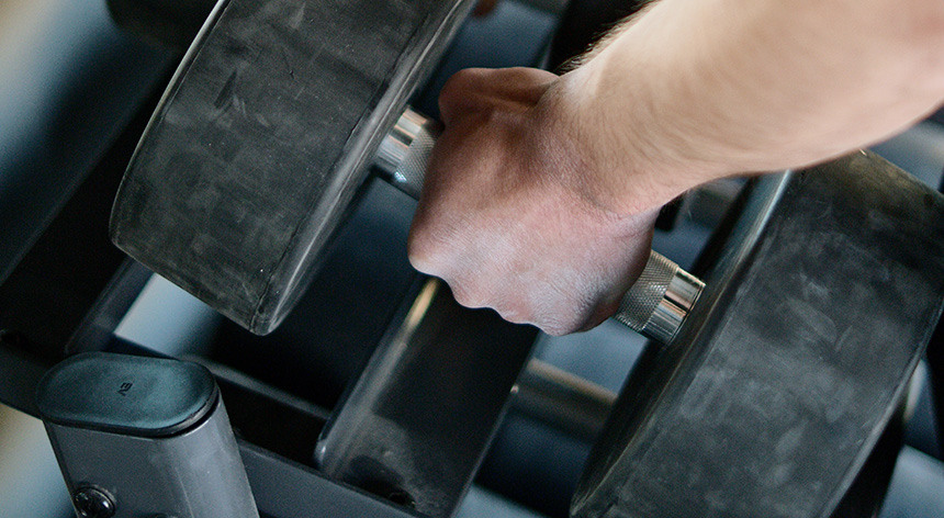 hand holding bar bell