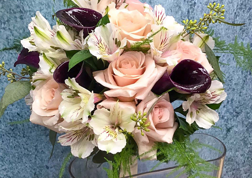 Bouquet with pink roses and dark purple calla lily